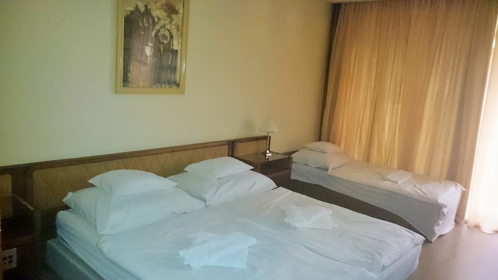 Hotel Konferencia Győr Buitenkant foto