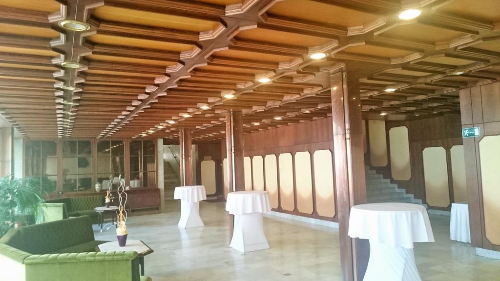 Hotel Konferencia Győr Buitenkant foto
