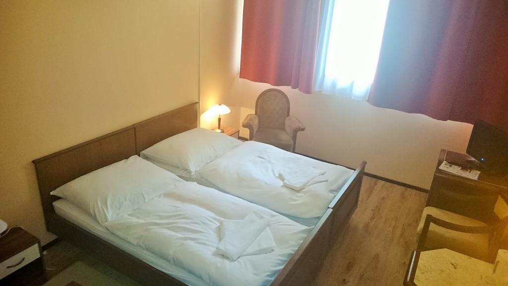 Hotel Konferencia Győr Buitenkant foto