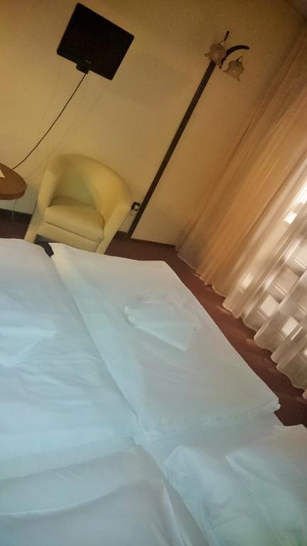 Hotel Konferencia Győr Buitenkant foto
