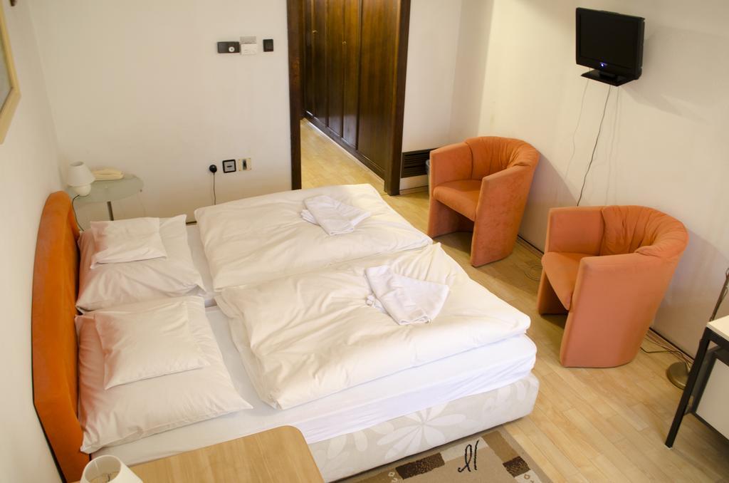 Hotel Konferencia Győr Buitenkant foto