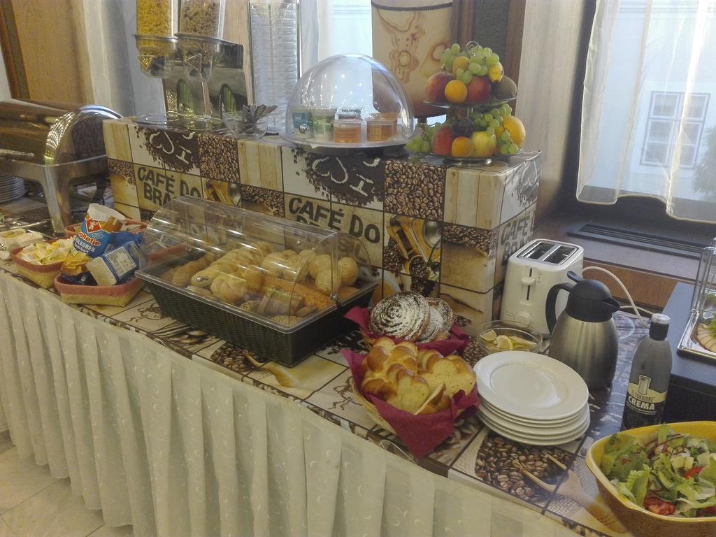 Hotel Konferencia Győr Buitenkant foto
