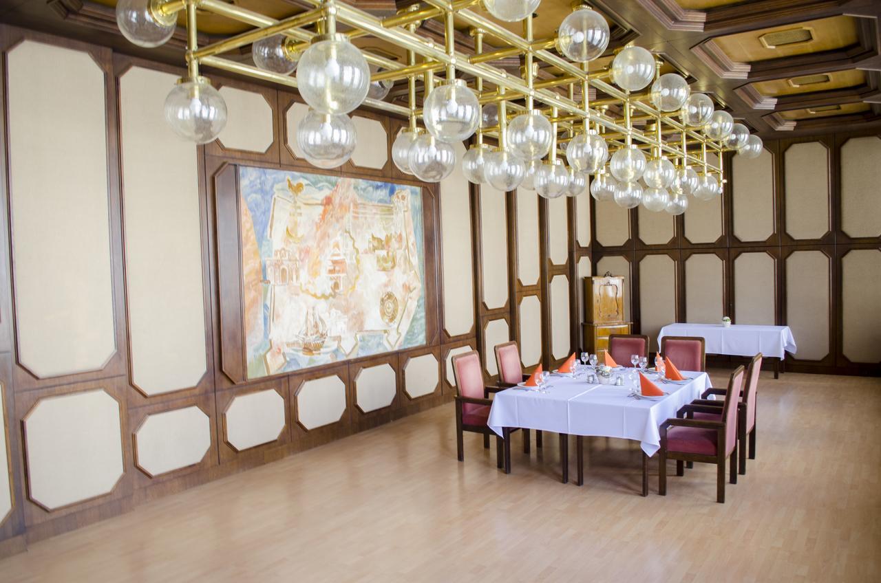 Hotel Konferencia Győr Buitenkant foto