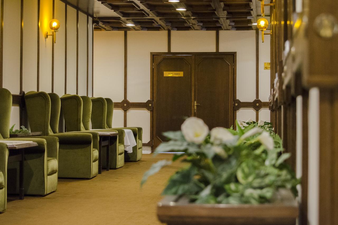 Hotel Konferencia Győr Buitenkant foto