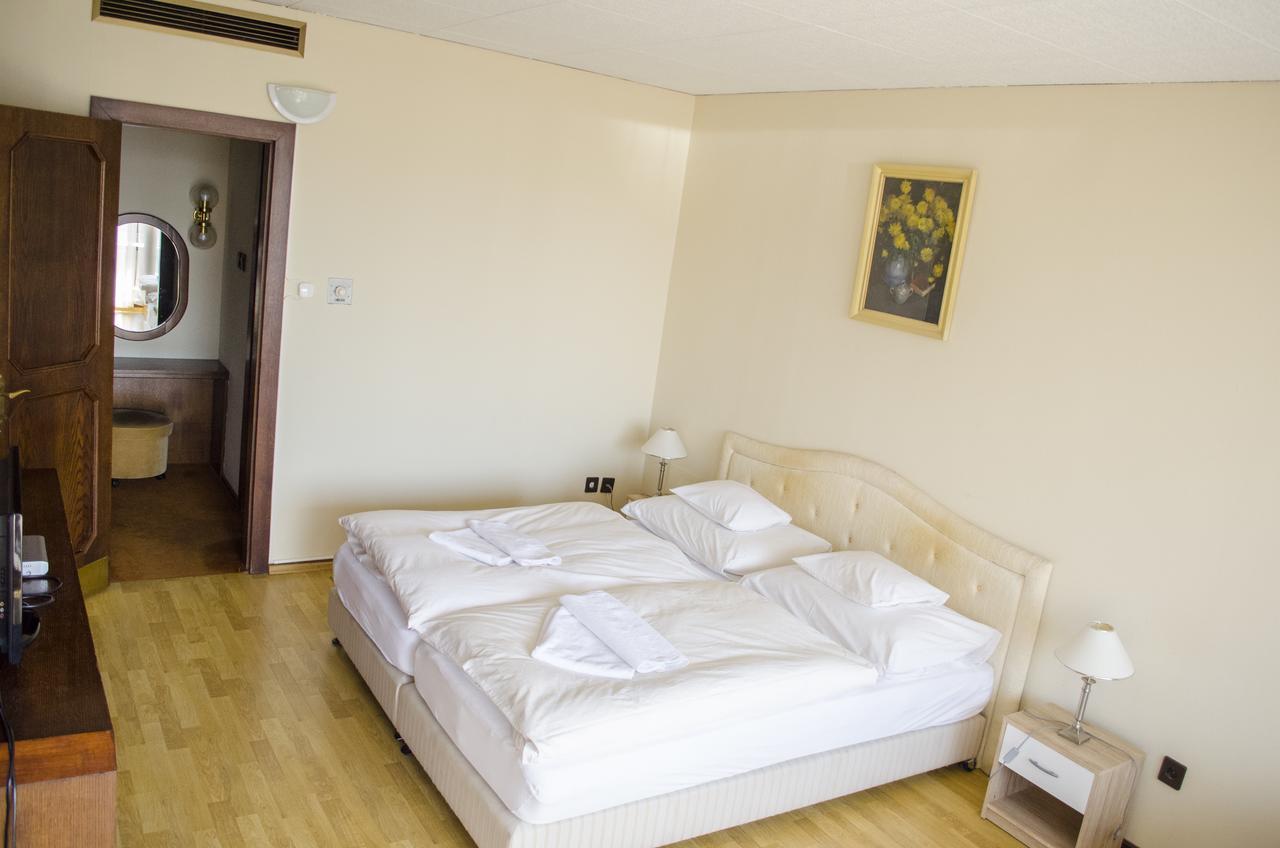 Hotel Konferencia Győr Buitenkant foto