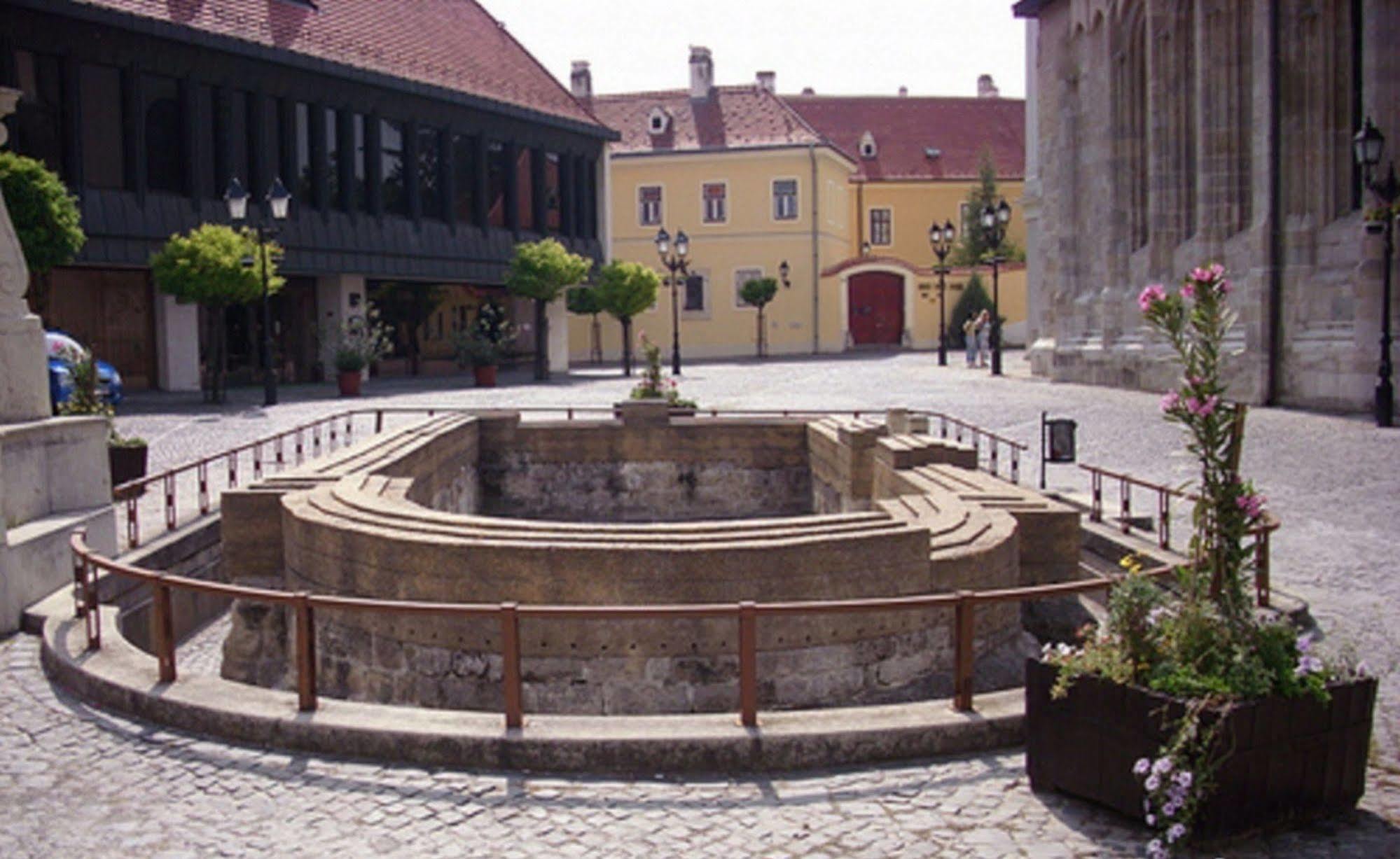 Hotel Konferencia Győr Buitenkant foto