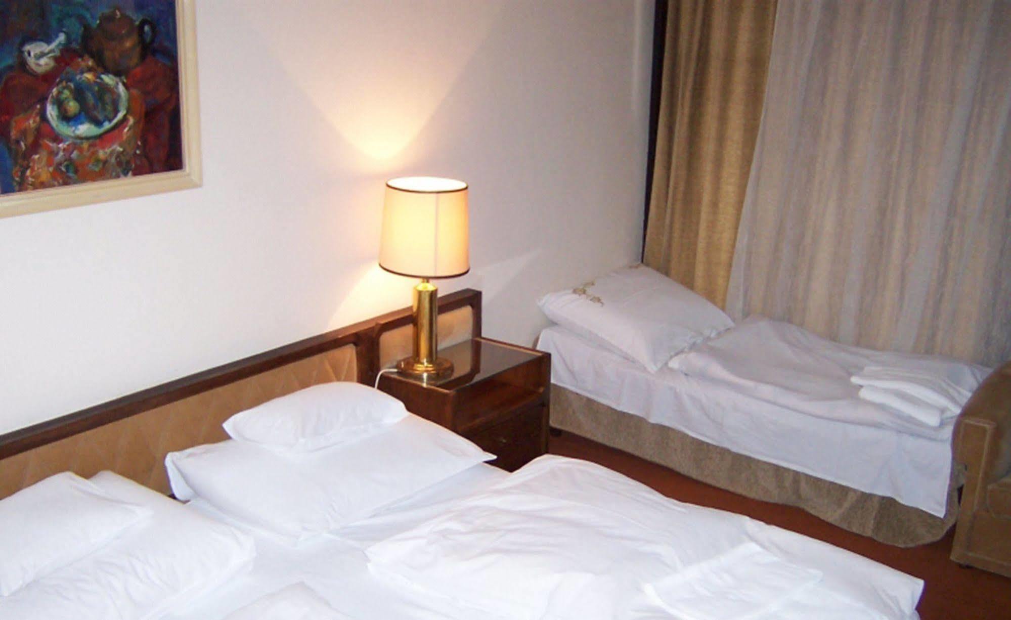 Hotel Konferencia Győr Buitenkant foto