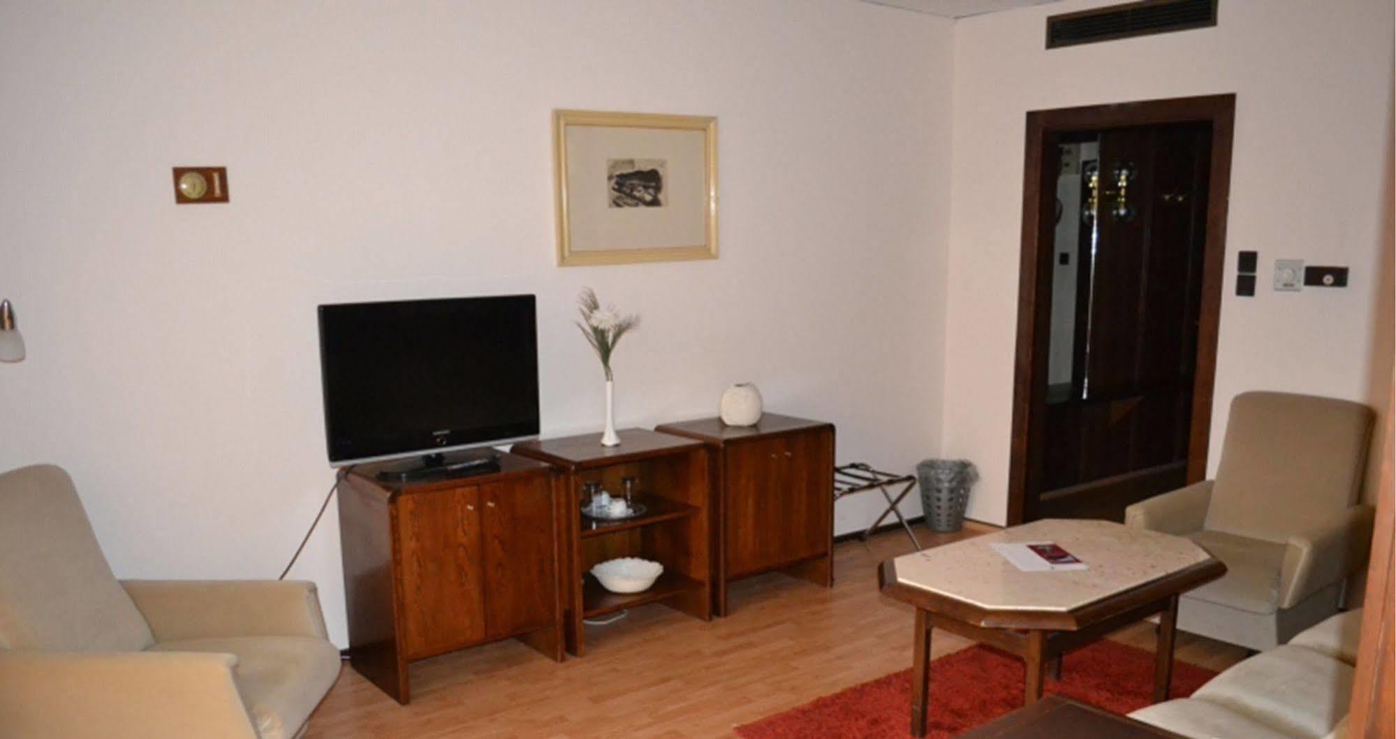 Hotel Konferencia Győr Buitenkant foto