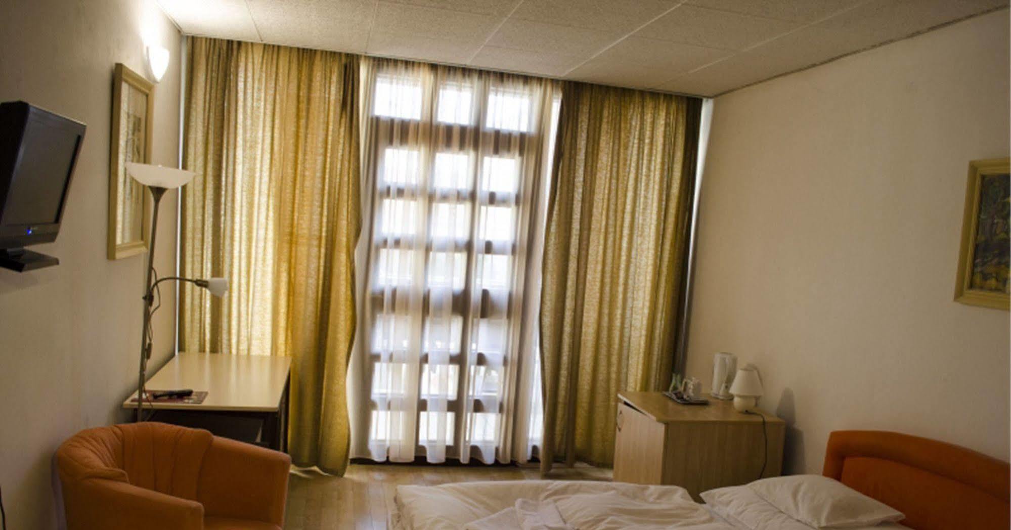 Hotel Konferencia Győr Buitenkant foto