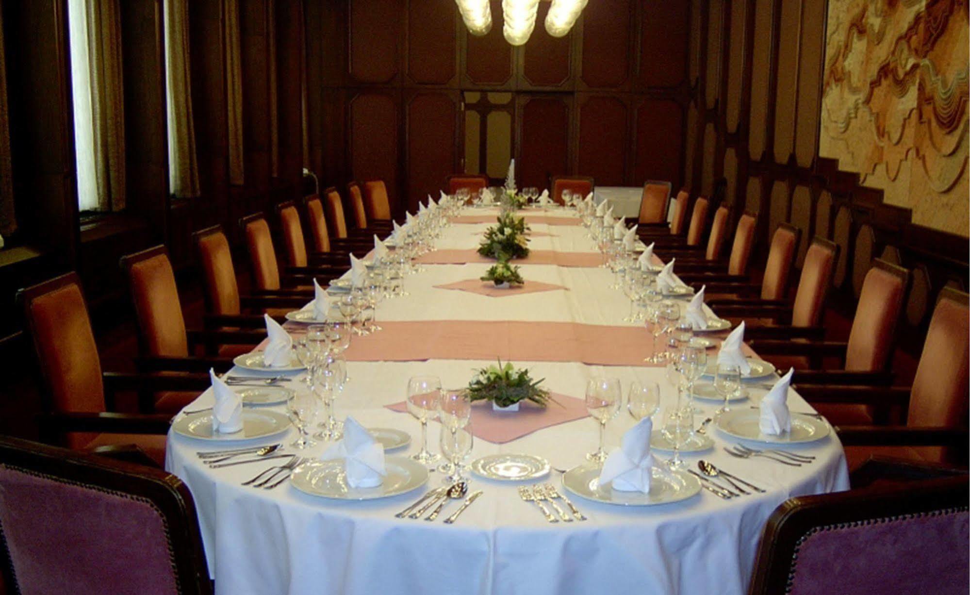 Hotel Konferencia Győr Buitenkant foto