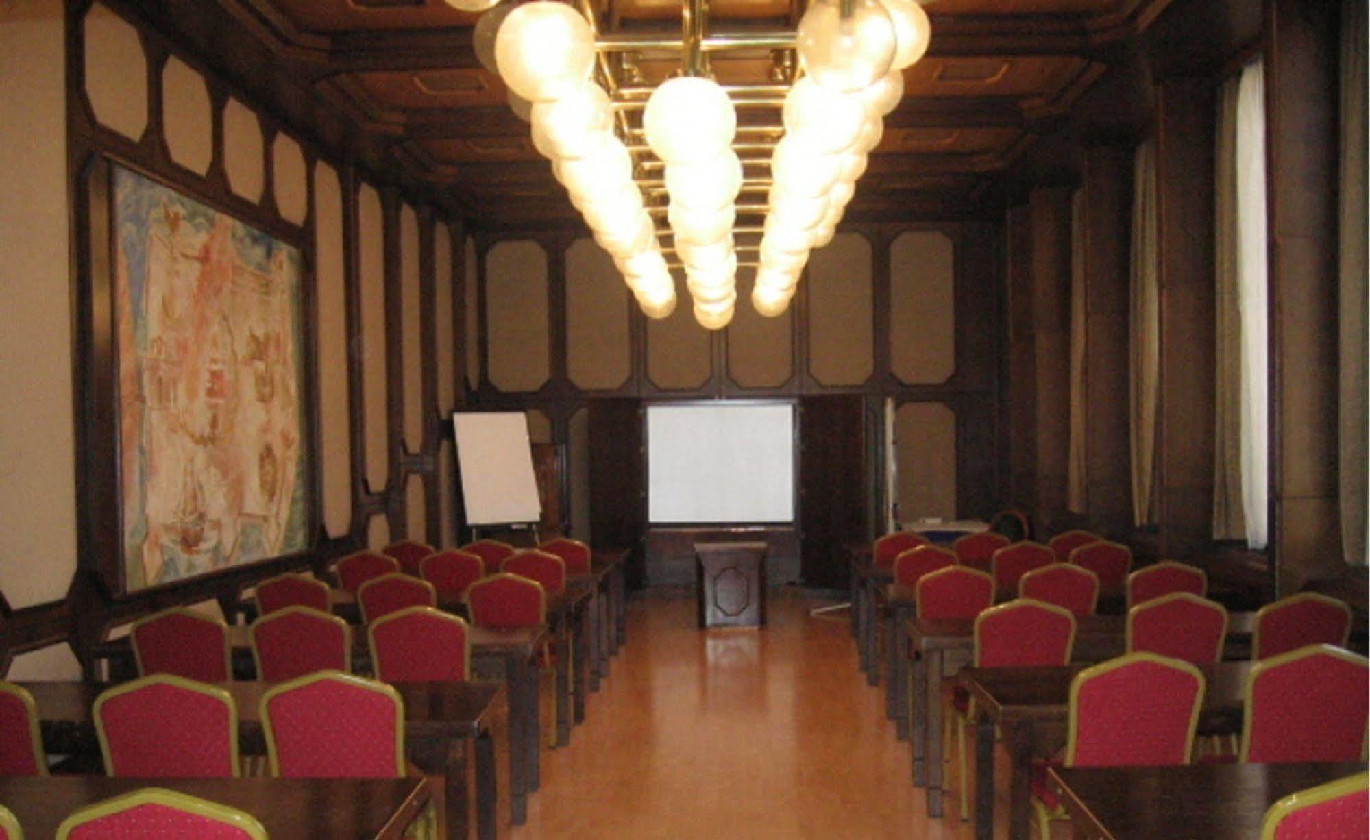 Hotel Konferencia Győr Buitenkant foto