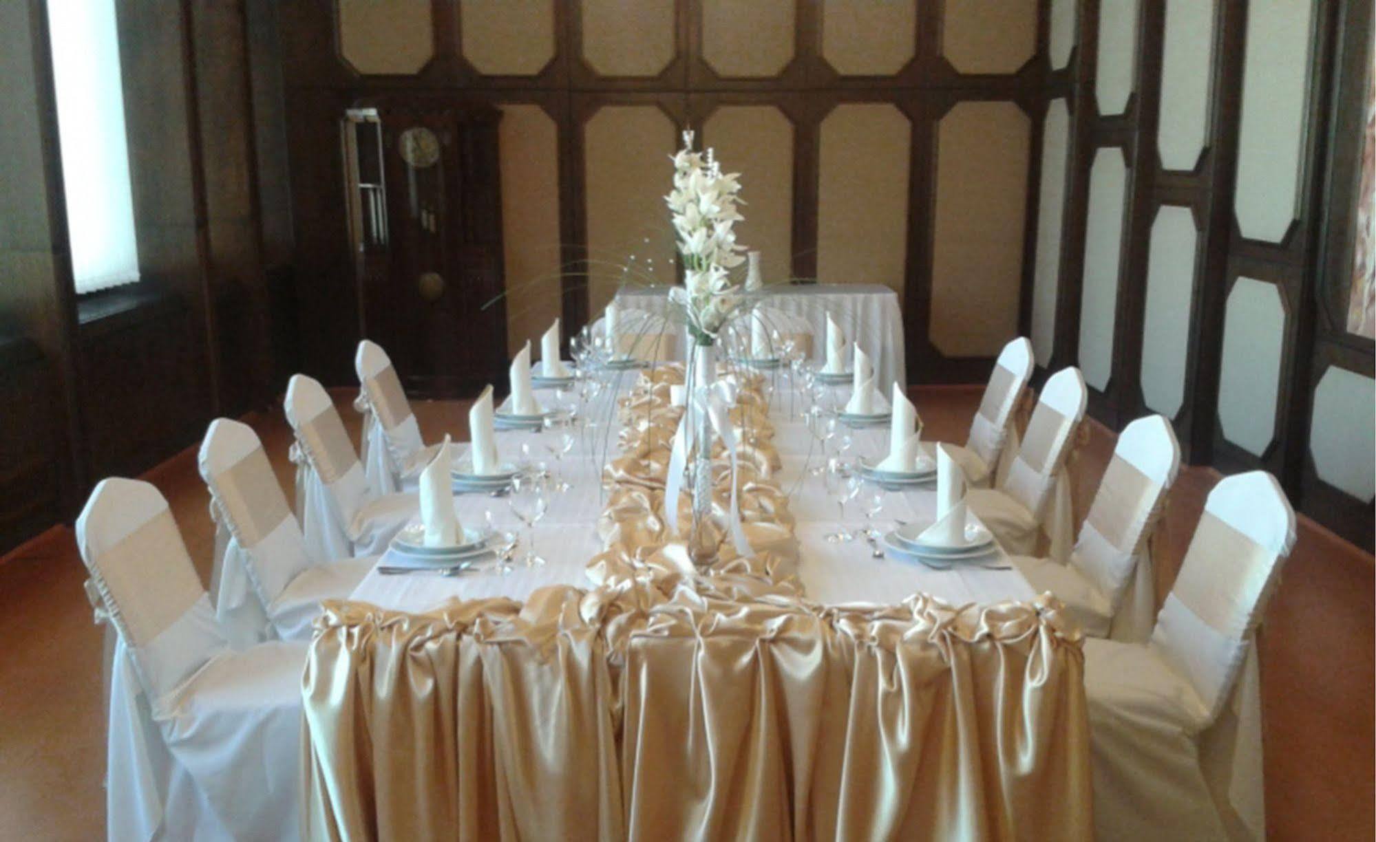 Hotel Konferencia Győr Buitenkant foto