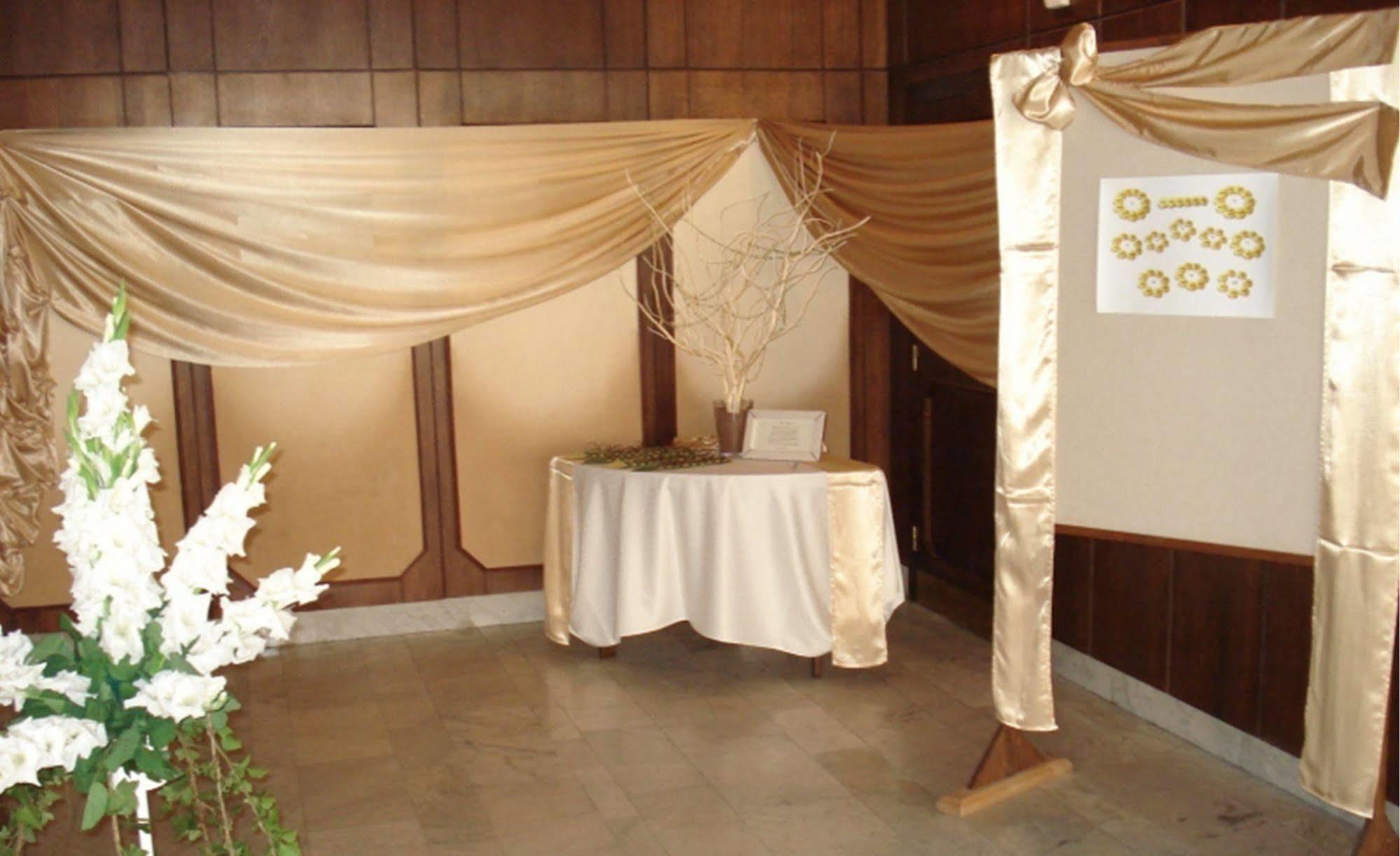 Hotel Konferencia Győr Buitenkant foto