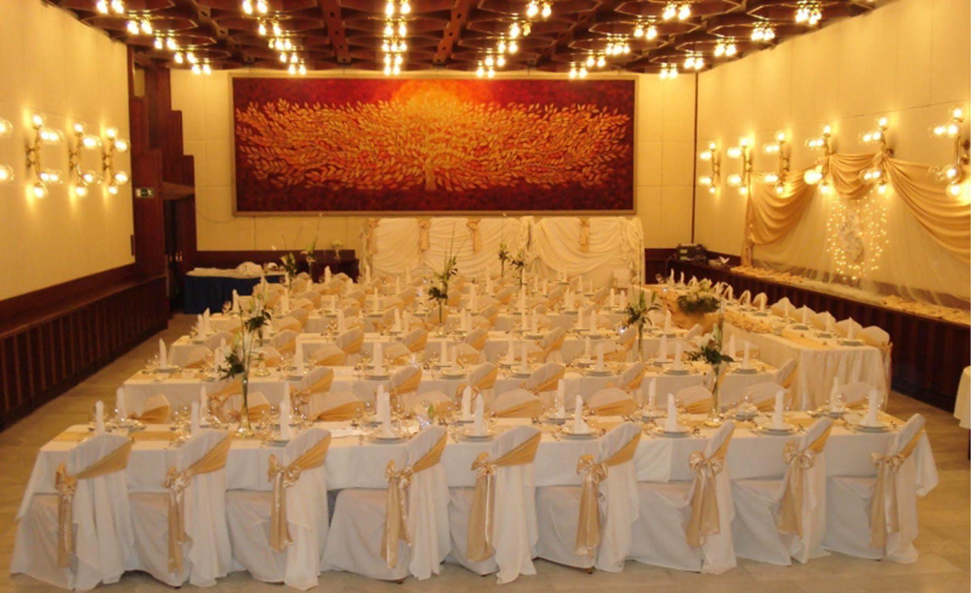 Hotel Konferencia Győr Buitenkant foto