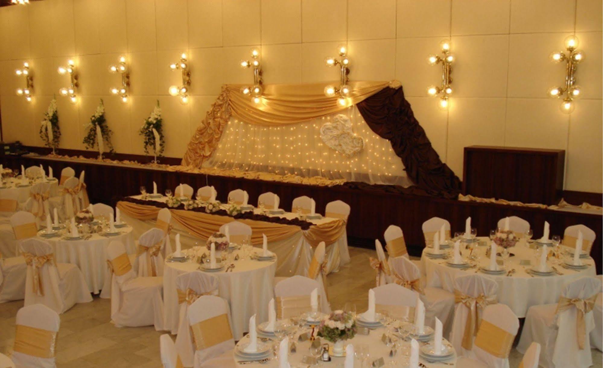 Hotel Konferencia Győr Buitenkant foto
