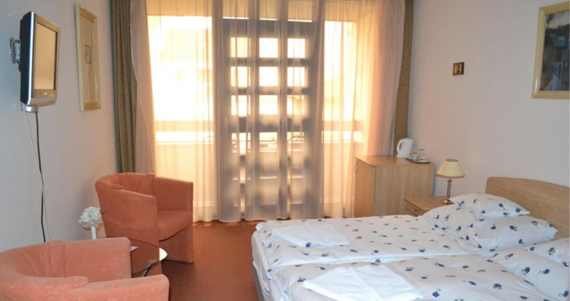 Hotel Konferencia Győr Buitenkant foto