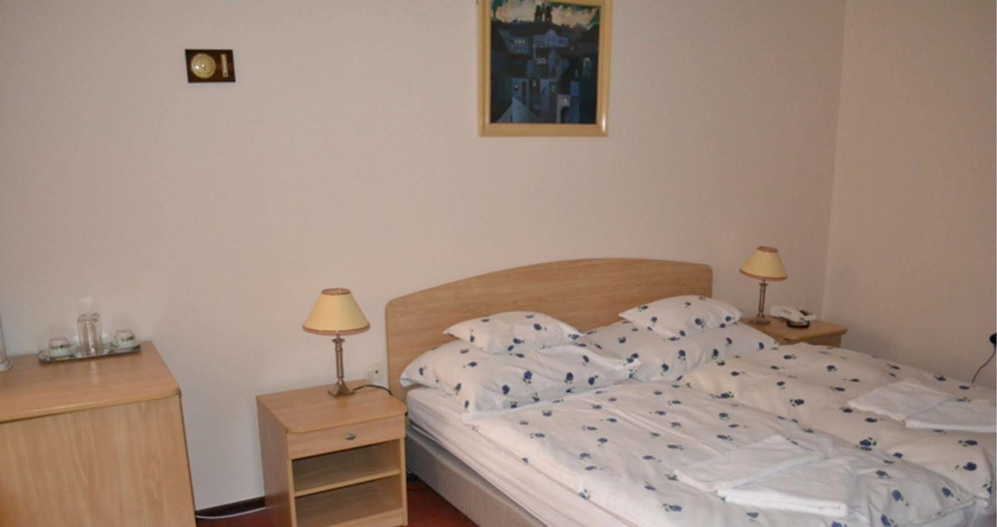Hotel Konferencia Győr Buitenkant foto