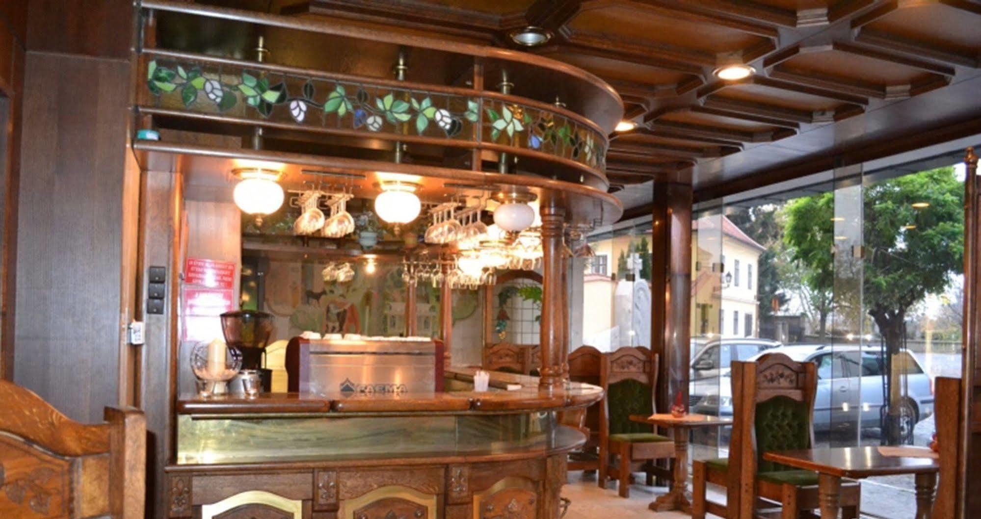Hotel Konferencia Győr Buitenkant foto